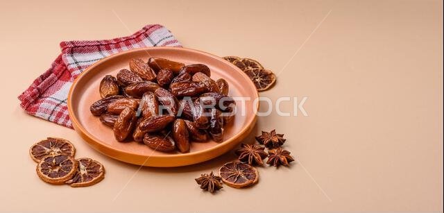 تمر مجفف على طبق خزفي لرمضان أو الإفطار. التمر المجفف كخلفية طعام لتصميمك تمر مجفف على طبق خزفي لرمضان أو الإفطار. التمر المجفف كخلفية طعام لتصميمك