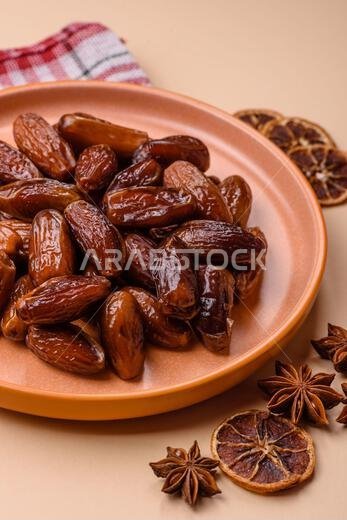 تمر مجفف على طبق خزفي لرمضان أو الإفطار. التمر المجفف كخلفية طعام لتصميمك تمر مجفف على طبق خزفي لرمضان أو الإفطار. التمر المجفف كخلفية طعام لتصميمك