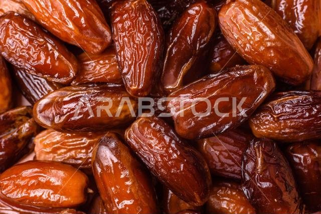 تمر مجفف على طبق خزفي لرمضان أو الإفطار. التمر المجفف كخلفية طعام لتصميمك تمر مجفف على طبق خزفي لرمضان أو الإفطار. التمر المجفف كخلفية طعام لتصميمك