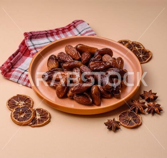 تمر مجفف على طبق خزفي لرمضان أو الإفطار. التمر المجفف كخلفية طعام لتصميمك تمر مجفف على طبق خزفي لرمضان أو الإفطار. التمر المجفف كخلفية طعام لتصميمك