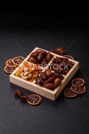 تمر مجفف على طبق خزفي لرمضان أو الإفطار. التمر المجفف كخلفية طعام لتصميمك