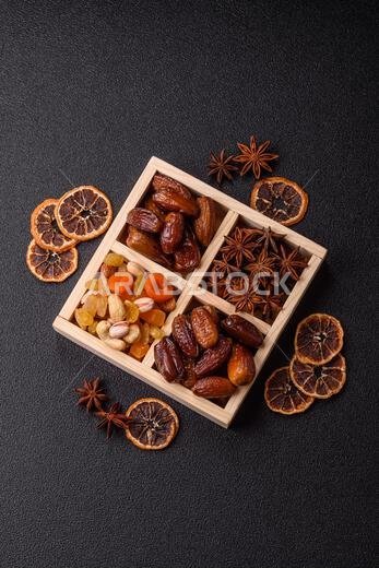 تمر مجفف على طبق خزفي لرمضان أو الإفطار. التمر المجفف كخلفية طعام لتصميمك تمر مجفف على طبق خزفي لرمضان أو الإفطار. التمر المجفف كخلفية طعام لتصميمك