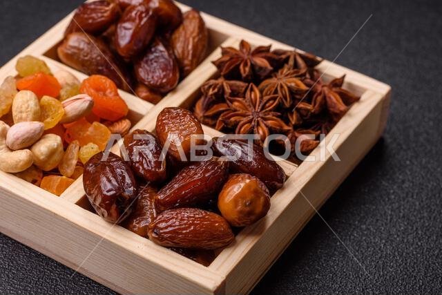 تمر مجفف على طبق خزفي لرمضان أو الإفطار. التمر المجفف كخلفية طعام لتصميمك