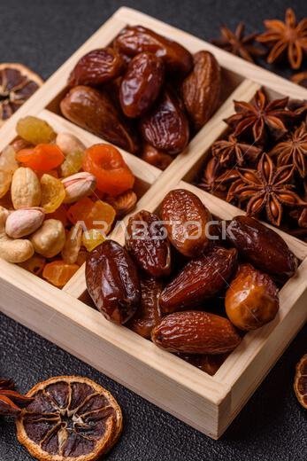 تمر مجفف على طبق خزفي لرمضان أو الإفطار. التمر المجفف كخلفية طعام لتصميمك