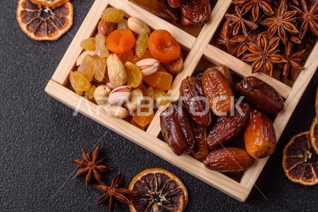 تمر مجفف على طبق خزفي لرمضان أو الإفطار. التمر المجفف كخلفية طعام لتصميمك