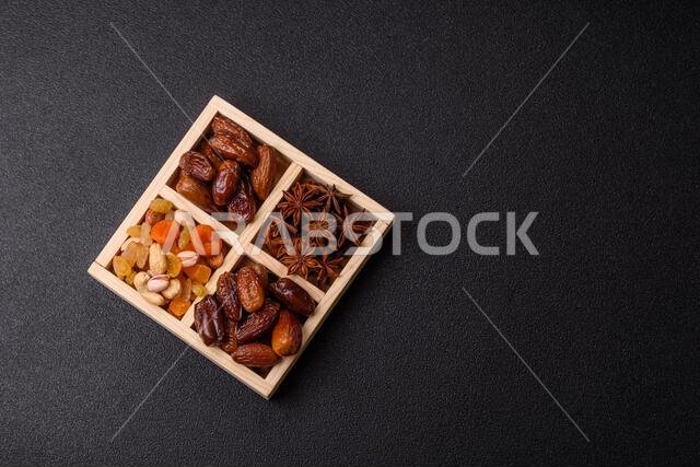 تمر مجفف على طبق خزفي لرمضان أو الإفطار. التمر المجفف كخلفية طعام لتصميمك
