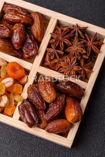 تمر مجفف على طبق خزفي لرمضان أو الإفطار. التمر المجفف كخلفية طعام لتصميمك تمر مجفف على طبق خزفي لرمضان أو الإفطار. التمر المجفف كخلفية طعام لتصميمك