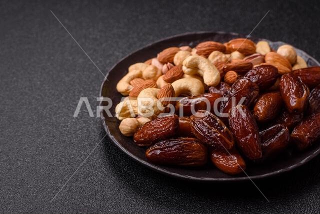 تمر مجفف على طبق خزفي لرمضان أو الإفطار. التمر المجفف كخلفية طعام لتصميمك