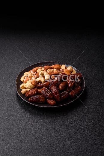 تمر مجفف على طبق خزفي لرمضان أو الإفطار. التمر المجفف كخلفية طعام لتصميمك