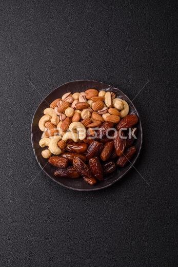 تمر مجفف على طبق خزفي لرمضان أو الإفطار. التمر المجفف كخلفية طعام لتصميمك