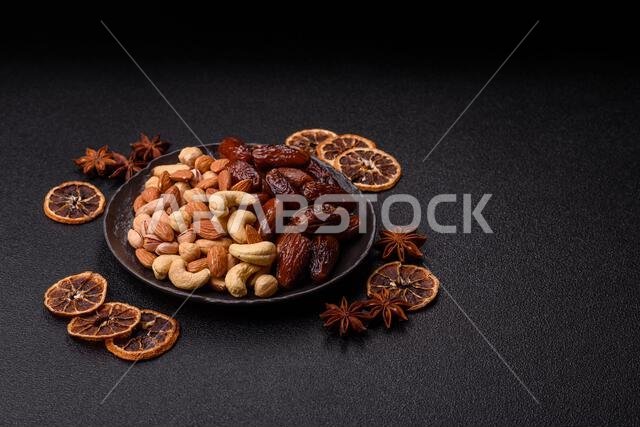 تمر مجفف على طبق خزفي لرمضان أو الإفطار. التمر المجفف كخلفية طعام لتصميمك