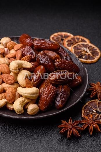 تمر مجفف على طبق خزفي لرمضان أو الإفطار. التمر المجفف كخلفية طعام لتصميمك