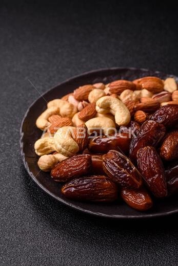 تمر مجفف على طبق خزفي لرمضان أو الإفطار. التمر المجفف كخلفية طعام لتصميمك