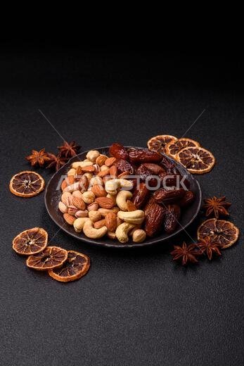 تمر مجفف على طبق خزفي لرمضان أو الإفطار. التمر المجفف كخلفية طعام لتصميمك تمر مجفف على طبق خزفي لرمضان أو الإفطار. التمر المجفف كخلفية طعام لتصميمك