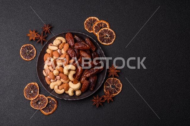 تمر مجفف على طبق خزفي لرمضان أو الإفطار. التمر المجفف كخلفية طعام لتصميمك