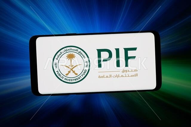 شتوتغارت، ألمانيا - 03-06-2026: في هذه الصورة التوضيحية، يظهر شعار صندوق الاستثمارات العامة (PIF) على هاتف ذكي.