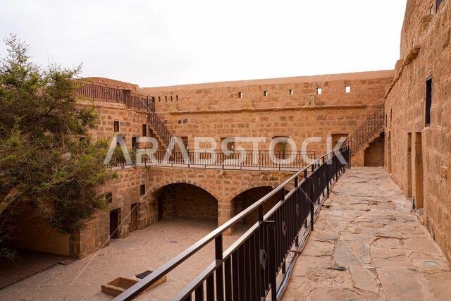 الفناء الداخلي والهندسة المعمارية الحجرية متعددة المستويات لقلعة تبوك التاريخية، وهي حصن عثماني قديم يقع على طريق الحج في السعودية