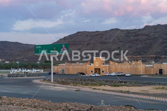 مئذنة المسجد، مئذنة رشيقة تخترق سماء الغسق. مبنى سوق عربي تقليدي ذو جدران مسننة يقف شامخًا على سفح تل صخري. مئذنة المسجد، مئذنة رشيقة تخترق سماء الغسق. مبنى سوق عربي تقليدي ذو جدران مسننة يقف شامخًا على سفح تل صخري.