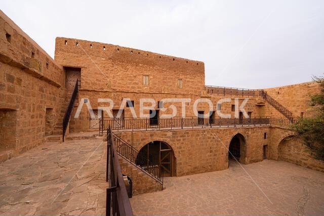 الفناء الداخلي والهندسة المعمارية الحجرية متعددة المستويات لقلعة تبوك التاريخية، وهي حصن عثماني قديم يقع على طريق الحج في السعودية