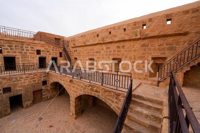 الفناء الداخلي والهندسة المعمارية الحجرية متعددة المستويات لقلعة تبوك التاريخية، وهي حصن عثماني قديم يقع على طريق الحج في السعودية
