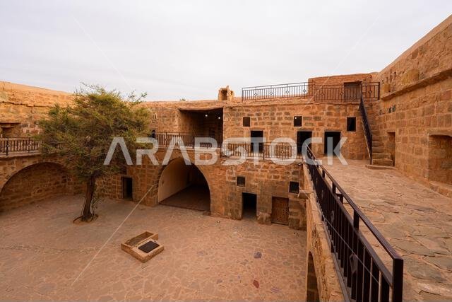 الفناء الداخلي والهندسة المعمارية الحجرية متعددة المستويات لقلعة تبوك التاريخية، وهي حصن عثماني قديم يقع على طريق الحج في السعودية