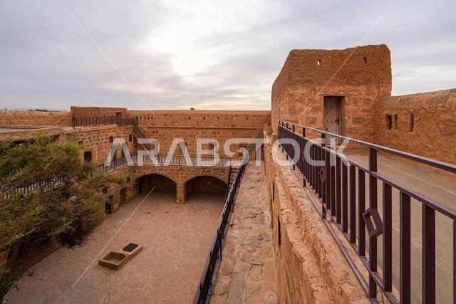 الفناء الداخلي والهندسة المعمارية الحجرية متعددة المستويات لقلعة تبوك التاريخية، وهي حصن عثماني قديم يقع على طريق الحج في السعودية