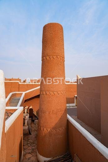 Traditional Najdi mud brick tower with geometric carvings in Shaqra, Saudi Arabia