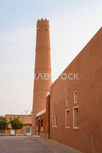 مئذنة مسجد شقرا القديم المبنية من الطوب اللبن على الطراز النجدي التقليدي في المملكة العربية السعودية