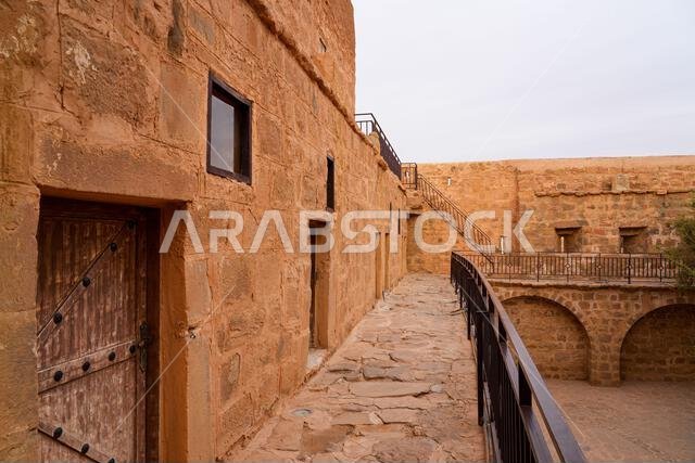 الفناء الداخلي والهندسة المعمارية الحجرية متعددة المستويات لقلعة تبوك التاريخية، وهي حصن عثماني قديم يقع على طريق الحج في السعودية