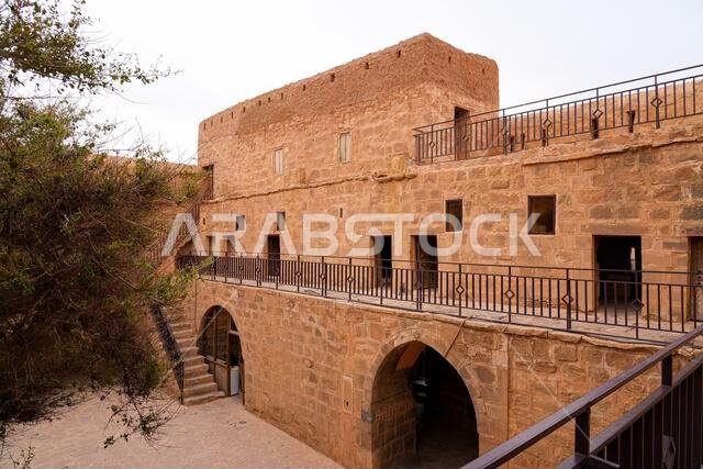 الفناء الداخلي والهندسة المعمارية الحجرية متعددة المستويات لقلعة تبوك التاريخية، وهي حصن عثماني قديم يقع على طريق الحج في السعودية