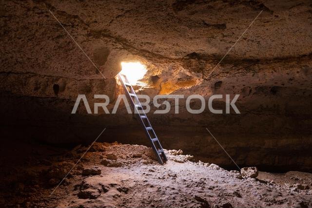 كهف الخفافيش بالقرب من حافة العالم (جبل الفهرين)، وهو جرف مذهل يبلغ ارتفاعه 1131 مترًا ويقع على بعد حوالي 100 كيلومتر شمال غرب الرياض، المملكة العربية السعودية