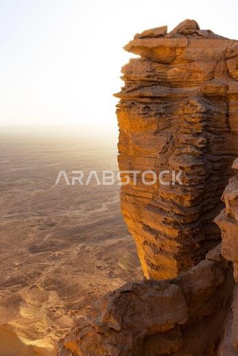 حافة العالم (جبل الفهرين)، جرفٌ خلابٌ يبلغ ارتفاعه 1131 متراً، ويقع على بُعد حوالي 100 كيلومتر شمال غرب الرياض، المملكة العربية السعودية، عند الساعة الذهبية.