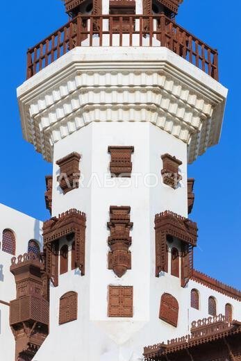 مئذنة على الطراز الحجازي التقليدي بشرفات خشبية ونوافذ شبكية في متحف مدينة الطيبات العالمية في جدة، المملكة العربية السعودية