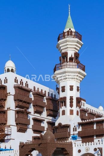 مئذنة على الطراز الحجازي التقليدي بشرفات خشبية ونوافذ شبكية في متحف مدينة الطيبات العالمية في جدة، المملكة العربية السعودية