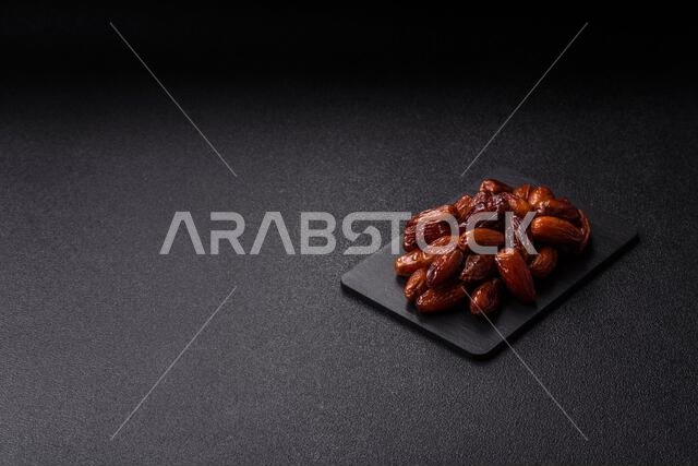 تمر مجفف على طبق خزفي لرمضان أو الإفطار. التمر المجفف كخلفية طعام لتصميمك