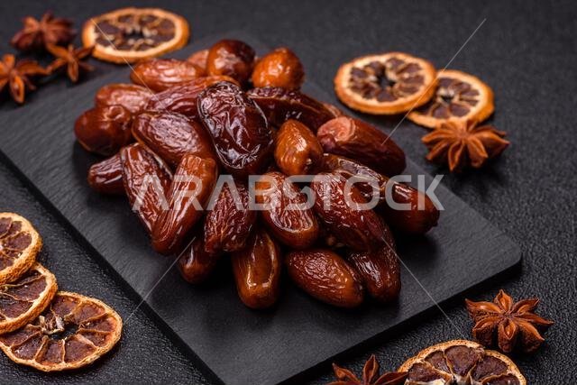 تمر مجفف على طبق خزفي لرمضان أو الإفطار. التمر المجفف كخلفية طعام لتصميمك