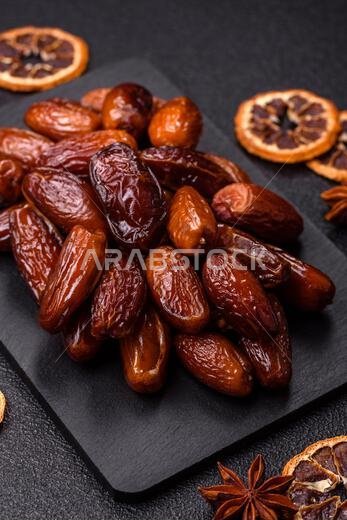 تمر مجفف على طبق خزفي لرمضان أو الإفطار. التمر المجفف كخلفية طعام لتصميمك تمر مجفف على طبق خزفي لرمضان أو الإفطار. التمر المجفف كخلفية طعام لتصميمك