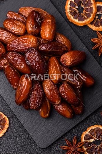 تمر مجفف على طبق خزفي لرمضان أو الإفطار. التمر المجفف كخلفية طعام لتصميمك
