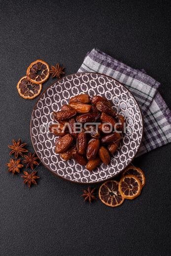 تمر مجفف على طبق خزفي لرمضان أو الإفطار. التمر المجفف كخلفية طعام لتصميمك تمر مجفف على طبق خزفي لرمضان أو الإفطار. التمر المجفف كخلفية طعام لتصميمك