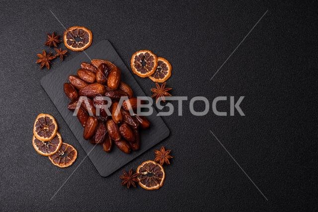 تمر مجفف على طبق خزفي لرمضان أو الإفطار. التمر المجفف كخلفية طعام لتصميمك