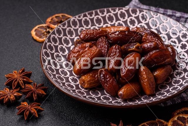 تمر مجفف على طبق خزفي لرمضان أو الإفطار. التمر المجفف كخلفية طعام لتصميمك