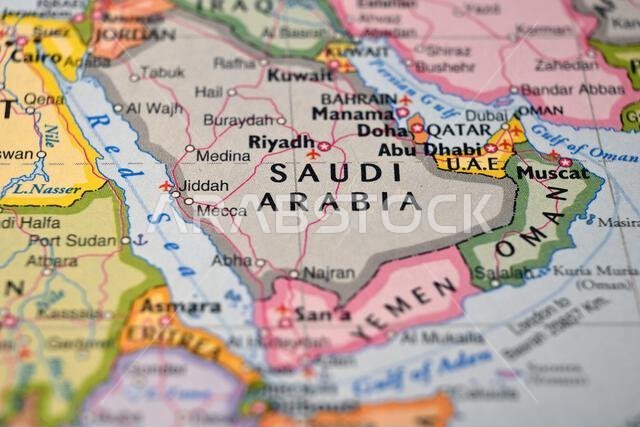 خريطة العالم غير المركزة تُظهر موقع المملكة العربية السعودية من الأعلى، مفهوم الجغرافيا والسفر، والخلفية
