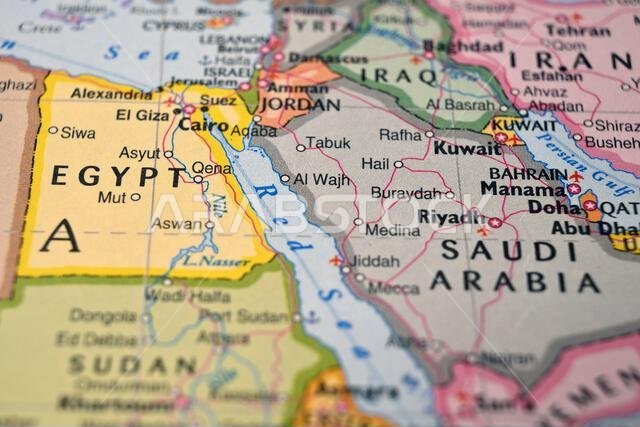 خلفية خريطة العالم غير الواضحة تُظهر موقع الوجه من الأعلى، مفهوم الجغرافيا ووجهة السفر