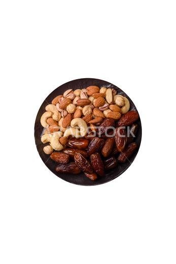 تمر مجفف على طبق خزفي لرمضان أو الإفطار. التمر المجفف كخلفية طعام لتصميمك