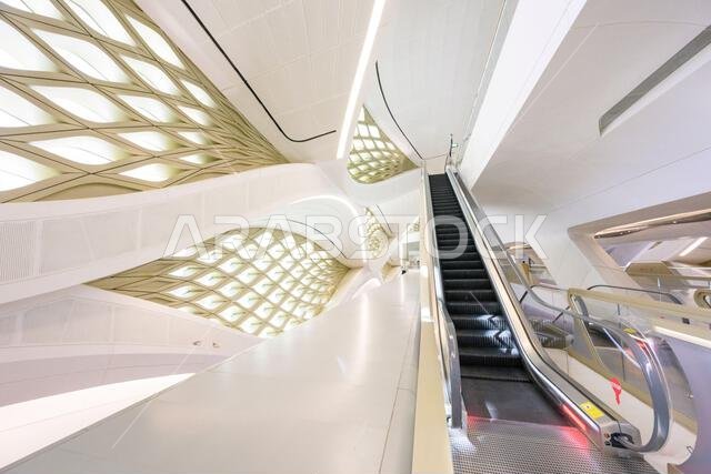 محطة مترو الحي المالي بالملك عبد الله ومركز النقل. تصميم معماري حديث بنمط الموجة الجيبية من تصميم زها حديد للهندسة المعمارية في الرياض، المملكة العربية السعودية