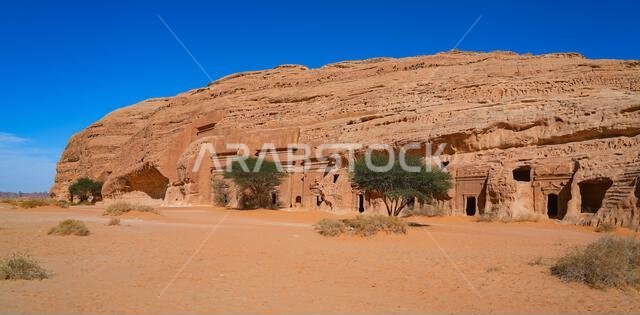 المقابر النبطية القديمة المنحوتة في الصخر في جبانة جبل البنات في الحِجر، العلا، المملكة العربية السعودية