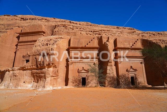 المقابر النبطية القديمة المنحوتة في الصخر في جبانة جبل البنات في الحِجر، العلا، المملكة العربية السعودية