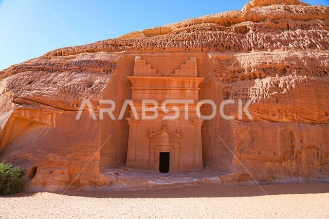 المقابر النبطية القديمة المنحوتة في الصخر في جبانة جبل البنات في الحِجر، العلا، المملكة العربية السعودية المقابر النبطية القديمة المنحوتة في الصخر في جبانة جبل البنات في الحِجر، العلا، المملكة العربية السعودية