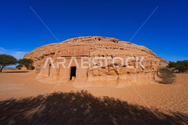المقابر النبطية القديمة المنحوتة في الصخر في جبانة جبل البنات في الحِجر، العلا، المملكة العربية السعودية
