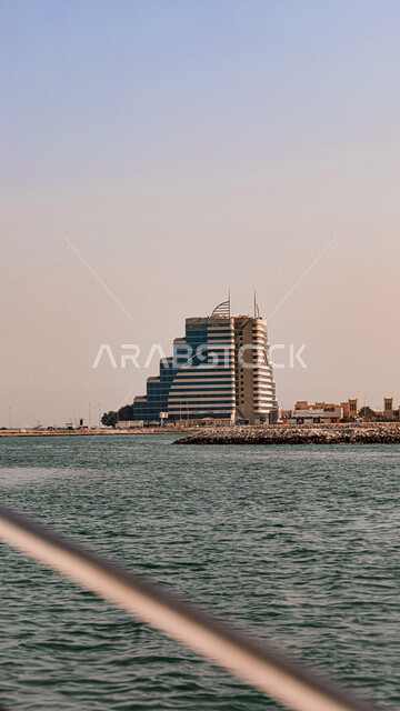 صورة جمالية للواجهة البحرية في مدينة المنامة ، جمال الهندسة المعمارية لأبراج و ناطحات السحاب المطلة على الخليج ، موانئ و مرافئ ، معالم  طبيعية سياحية في مملكة البحرين